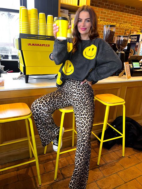 Edgy Teacher Outfits, Fun Outfits For Women, Colorful Style Outfits, Smiley Sweatshirt, Leopard Trousers, Look Night, Smiley Face Graphic, Bold Outfits, Yellow Smiley Face