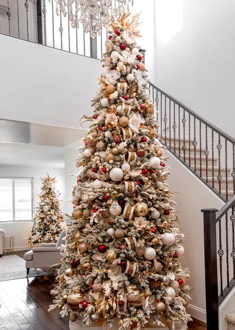 Decorating a Classic Red and Gold Christmas Tree Gold And White Christmas Tree, Gold And White Christmas, Christmas Tree Inspo, Christmas Colour Schemes, Red Gold Christmas, White Christmas Tree Ideas, Red And Gold Christmas Tree, Gold Christmas Tree Decorations, Elegant Christmas Trees