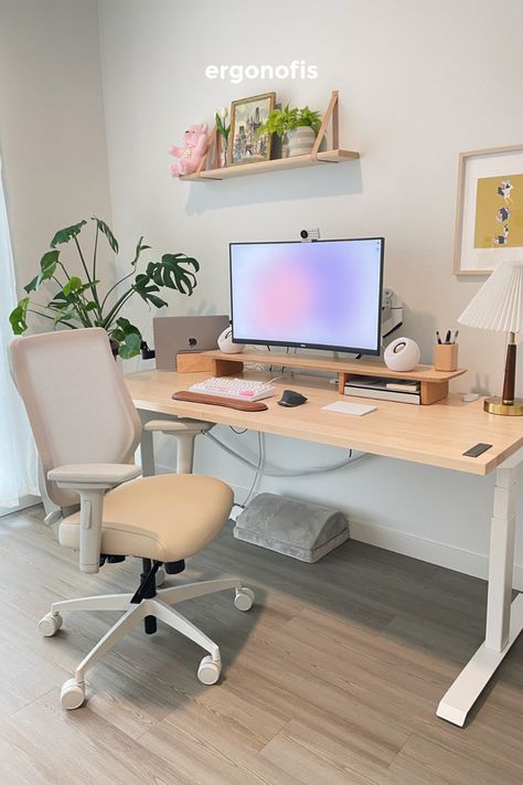 Un elegante despacho en casa que presenta un escritorio de pie eléctrico con una moderna superficie de madera, acompañado de acogedores accesorios de escritorio para un espacio de trabajo cómodo y productivo Closet Offices, White Desk Setup, Amazing Interior Design, Cozy Desk, Cozy Home Office, Desk Inspiration, Office Guest Room, Office Room Decor, Home Office Ideas