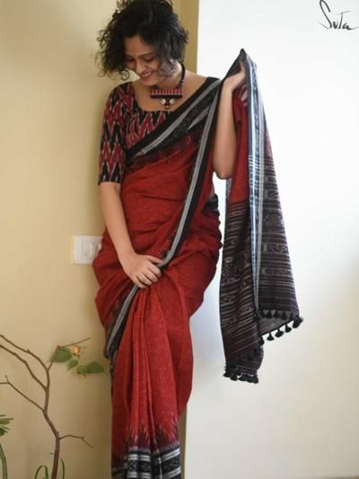 Sambalpuri Blouse Designs Latest, Sambalpuri Saree Blouse Design, Irkal Saree, Saree Outfits, Ikat Blouse Designs, Saree Outfit, Aari Blouses, Saree Stills, Ikat Blouse