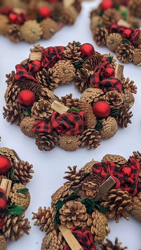 Pine Cone Decor Ideas, Christmas Decor With Pine Cones, Christmas Pine Cone Wreath, Decorating Pine Cones For Christmas, Pine Cone Christmas Wreath, Pinecone Christmas Wreath, Pine Cone Crafts Christmas, Pine Cones Christmas Decorations, Small Wreath Ideas