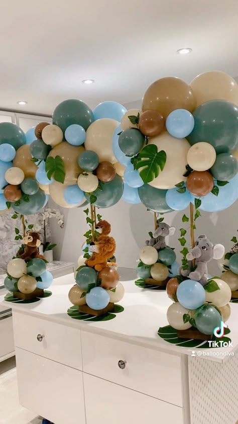 Safari Theme Balloon Decor, Fun Party Centerpiece Ideas, Safari Balloon Centerpieces, Bris Decor, Baby Animal Baby Shower Theme, Different Baby Shower Themes, Baby Safari Shower Ideas, Animal Theme Baby Shower Ideas, Wild One Centerpieces