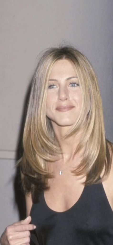 Faceframe Haircut Medium, Jennifer Aniston Feathered Hair, 90s Haircut Straight Hair, Jennifer Aniston Hair Blonde, Modern Jennifer Aniston Haircut, Jennifer Aniston Fringe, Jennifer Aniston Blowout, Jenn Aniston Hair, Jennifer Anniston Layered Haircut