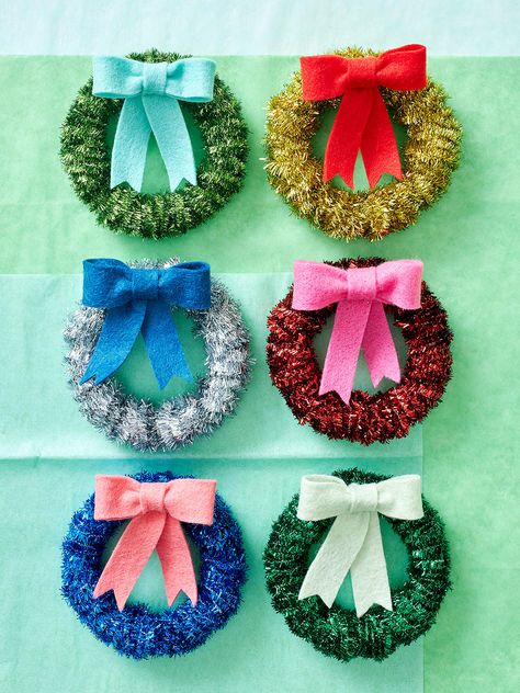 Tinsel Wreath, Homemade Christmas Ornaments, Wreath Ornaments, Easy Ornaments, Tinsel Christmas, Easy Christmas Ornaments, Easy Handmade, Festive Crafts, Easy Christmas Decorations