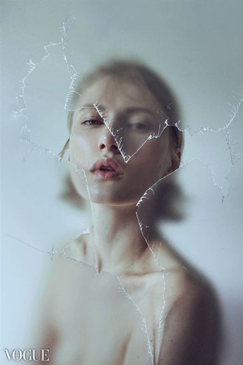 Distortion Photography, Robert Mapplethorpe, Photographie Portrait Inspiration, Photography Inspiration Portrait, Conceptual Photography, Broken Glass, Creative Portraits, 영감을 주는 캐릭터, Portrait Inspiration