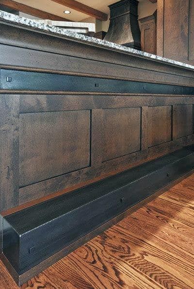 Kitchen Island Foot Rest, Bar Front Ideas, Dapur Rustic, Bar Plans, Bar Rail, Basement Bar Designs, Diy Home Bar, Rustic Cabinets, Rustic Bar