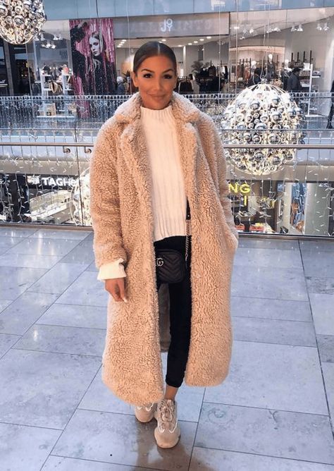 7d6044e95a16761171b130dcb476a43edesc34696509ri Beige Teddy Coat Outfit, Longline Coat Outfits, Fluffy Coat Outfit, Katerina Themis, Teddy Coat Outfit, Faux Fur Coats Outfit, Cosy Season, Chicago Outfit, Usa Trip