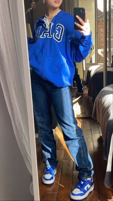 Blue Streetwear Aesthetic, Blue Hoodie Outfit Aesthetic, Royal Blue Hoodie Outfit, Mascara Bleu, Blue Hoodie Outfit, Outfits Cold Weather, Channel Outfits, Outfits Cold, Cold Outfits