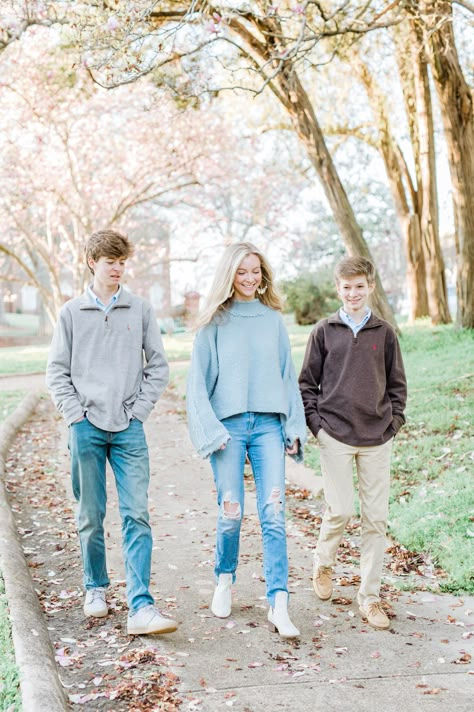 Sibling Pictures Teenagers, Adult Sibling Photography, Teenage Siblings, Adult Family Photography, Christmas Outfits For Family Pictures, Siblings Photography, Light And Airy Photography, Sibling Photography Poses, Sibling Photo Shoots