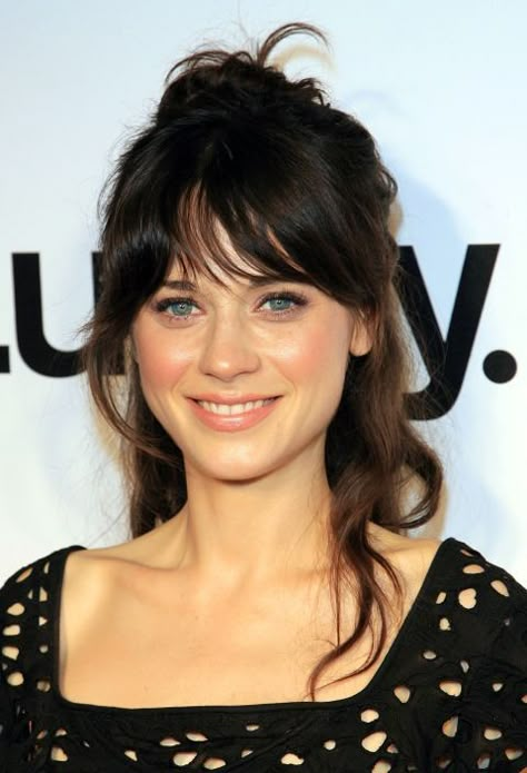 Deschanel perfects this lazy girl red carpet style by pulling her naturally wavy hair into a messy bun, flyaways and all. Hair Magic, Smink Inspiration, Natural Wavy Hair, Zooey Deschanel, Quick Hairstyles, Hair Envy, Grunge Hair, Hairstyles With Bangs, Pretty Hairstyles