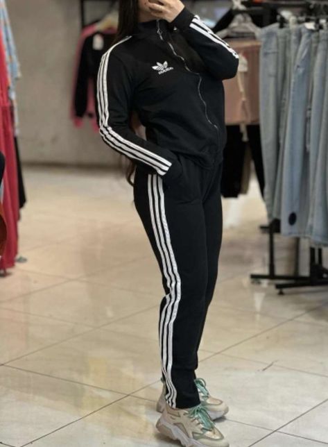 Nike Suit, America Outfit, Airport Fits, Look Adidas, Adidas Tracksuit, Outfit Inspo Casual, Adidas Outfit, Adidas Pants, Outfit Set