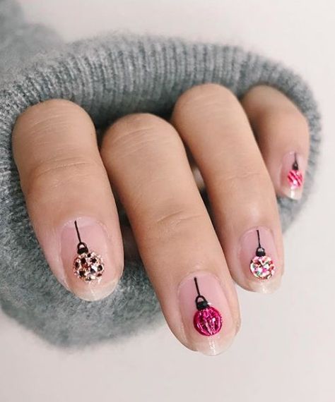 13 Chic Holiday Nail Art Ideas That Are Anything but Cheesy Ornament Nails, Festive Holiday Nails, Valentines Nail Art Designs, Christmas Nail Ideas, Holiday Nails Christmas, Cute Halloween Nails, Cute Christmas Nails, Christmas Gel Nails, Holiday Nail