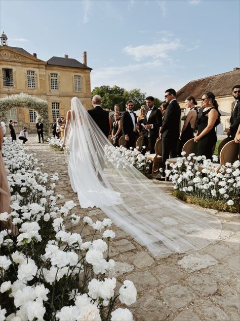 Intimate Wedding France, Hannah And Dylan Wedding, Clean Girl Wedding Aesthetic, French Wedding Photography, Regal Wedding Aesthetic, French Wedding Inspiration, French Vogue Wedding, French Chateau Wedding Aesthetic, Parisian Wedding Decor