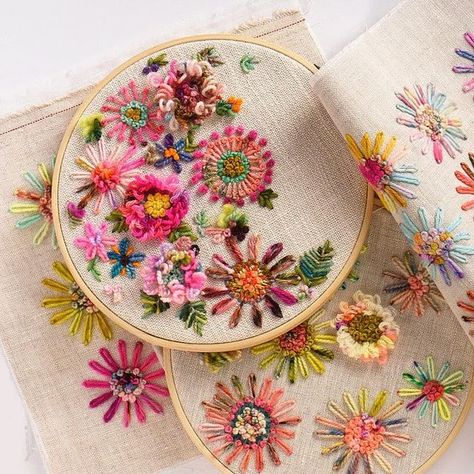 Stitching Flowers Embroidery, Felt Art Embroidery, Fun Embroidery Ideas, Embroidery With Yarn, Sewing Flowers, Hand Embroidery Ideas, Colourful Embroidery, Embroidery Workshop, Basic Hand Embroidery Stitches