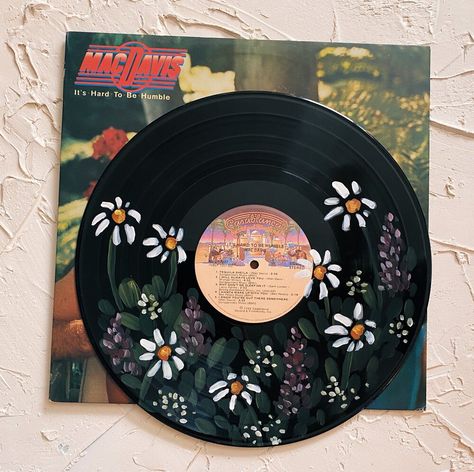 Cozy and Romantic Watercolor Flower Paintings Painted Record Player, Painted Records Vinyl, Vinyl Record Painting Ideas, Painting Records, Doodle Tattoos, Vinyl Record Decor, Record Painting Ideas, Record Disc, Record Decor