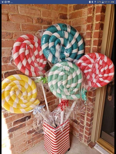 Christmas Parade Floats, Candy Decorations Diy, Gingerbread Christmas Decor, Candy Land Christmas Decorations, Candy Land Christmas Tree, Candy Theme, Christmas Yard Decorations, Candy Decorations, Easy Christmas Decorations