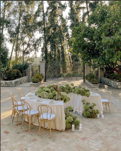 Round Wedding Ceremony, Wedding Runner Ideas, Herb Wedding Decor, Long Head Table Flowers, Fountain Decoration Ideas Wedding, Wedding Focal Point, Garden Soiree Wedding, Backyard Wedding Tablescape, Tropical Jungle Wedding