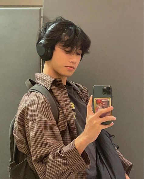 Guy With Headphones Aesthetic, Headphones Pose Reference, Selfie Poses Men, Tattoo Fly, Taking A Selfie, 사진 촬영 포즈, Mens Casual Dress Outfits, Men Stylish Dress, Guys Clothing Styles