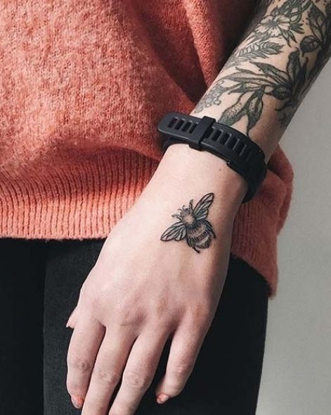 Bee Tattoo Hand, Bee Hand Tattoo, Hand Tattoo Designs For Women, Bee Tattoos For Women, Cute Bee Tattoo, Tattoos For Women Hand, Botanical Tattoo Design, Bee Tattoos, Hand Tattoo Designs