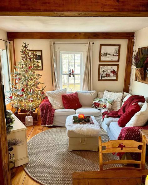 40 Best Christmas Living Room Decor Ideas - Home Soils Family Room Holiday Decorating, Cute Christmas Living Room Ideas, Christmas Decor Brown Couch, Christmas Themed Living Room, New Traditional Living Room, Christmas Sofa Decor, Red And Green Decor, Christmas Living Room Ideas, Christmas Living Room Decor Ideas