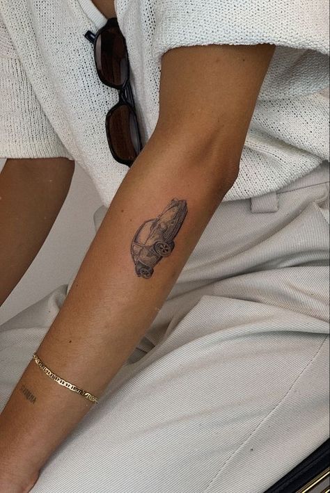 Porche Tattoos, F40 Tattoo, Porsche Tattoo Ideas, Vintage Car Tattoo, Arm Tattoos For Girls, Porsche Tattoo, Italian Tattoo Ideas, Arm Tattoo Aesthetic, Car Tattoo Ideas