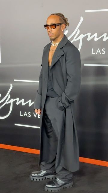 Lewis Hamilton Red Carpet, Lewis Hamilton Met Gala, Lewis Hamilton Fashion, Menswear Lookbook, Red Carpet Outfits, Long Black Coat, Tailored Suit, Classic Suit, All Black Outfit