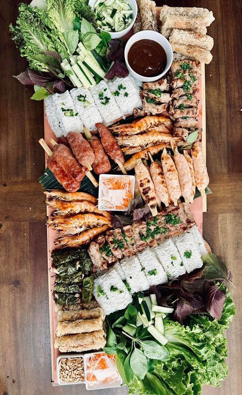 Banh Hoi Platter, Vietnamese Catering Food, Vietnamese Food Platter, Vietnam Theme Party, Vietnamese Finger Food Party, Vietnamese Food Party, Vietnamese Dinner Party, Kamayan Food Ideas, Asian Board Food