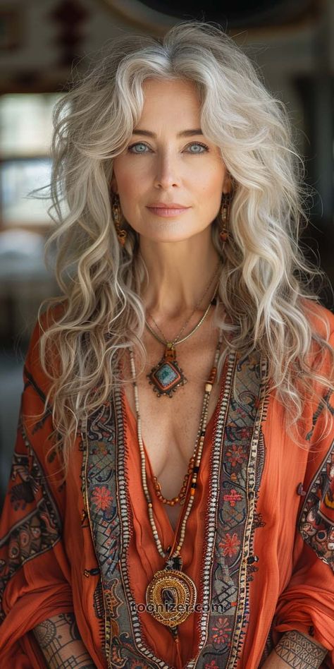 Cabelo Pin Up, Long Hair Older Women, Long Silver Hair, Beautiful Aged Women, Hippie Tattoo, Grey Hair Inspiration, Boho Mode, Beautiful Gray Hair, Silver Grey Hair