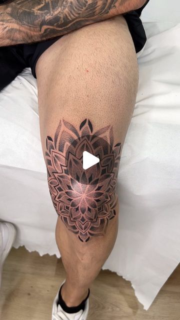 Caio Cereja | Tatuajes on Instagram: "😍Así fue el Paso a paso de esta mandala en la rodilla (leer más). . 🤯Siempre me gustó hacer mandalas en zonas complicadas, como el hombro, codo y rodillas. . ⚠️Antes de todo guarda este video para consultar cuándo necesites. . 🤩El vídeo del Stencil puedes encontrar en el post anterior. . 🔥En este tatuaje usé las siguientes agujas: 5rl 0,30 ,  7rl 0,30 , 9rl 0,30 11rl 0,30  . Así fue el Paso a paso: ⚜️1ºHice la marcación del puntillismo 5rl 0,30. ⚜️2º Lineas y relleno negro 11rl 0.30 líneas gruesas  ⚜️3º Toda parte en puntillismo 5rl y 7rl ⚜️4ºDegradado en puntillismo de arrastre 5rl ⚜️5º puntillismo parte negra 9rl  . 💥Siempre con los mejores materiales: 🔥@xnettattoosupply  🔥@pepax.official  🔥@beltzabalm . 🏆Para el Puntillismo de arrastre , ba Blackwork, On Instagram, Quick Saves