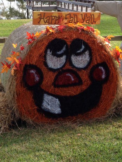 Painted pumpkin hay bale. Happy fall y'all. Halloween Hay Bale Ideas, Hay Bales Decorations, Hay Decorations, Hay Bale Halloween, Halloween Hay Bale, Halloween Hay Bales, Pumpkin Hay Bale, Hay Bale Fall Decor, Hay Bale Painting