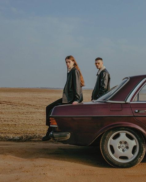 Couple In Car, Classic Car Photoshoot, Car Poses, Vintage Couples, Creative Photoshoot Ideas, Couple Photoshoot Poses, Prewedding Photography, Trik Fotografi, Couple Photography Poses