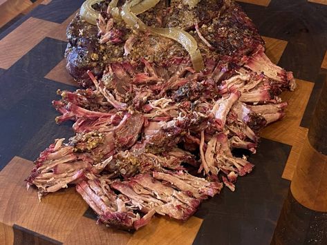 While we all typically think of smoked beef ended up in slices, give this smoked chuck roast for shredding a chance! It's perfect for beefy barbecue sandwiches. Beef Rump Roast Recipes, Smoked Shredded Beef, Smoked Chili Recipe, Beef Rump Roast, English Roast, Top Round Roast, Smoked Chuck Roast, Smoked Chili, Beef Rump