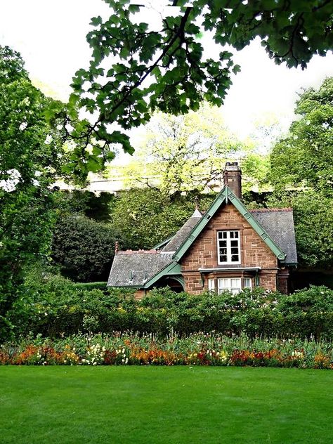 Gardners Cottage for Princes Street Gardens, Edinburgh Mansion Grounds, Edinburgh House, Welsh Cottage, Vintage Houses, European Cottage, Country Gardens, House Yard, Busy Street, Inverness