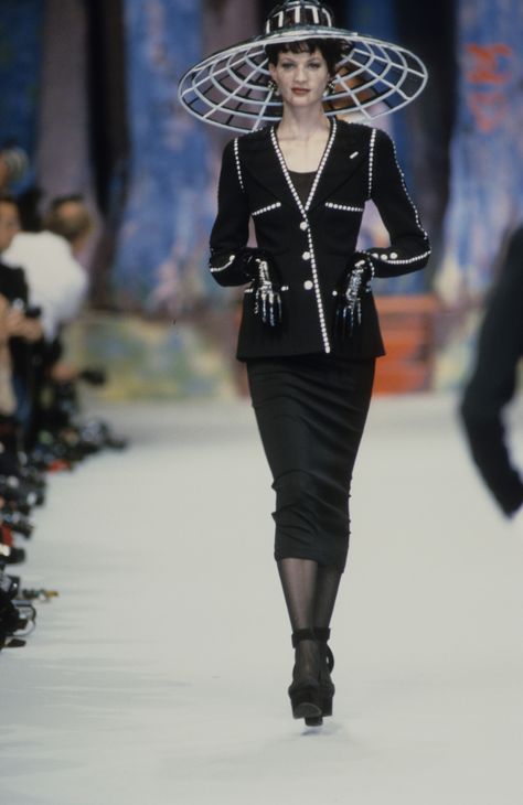 Chanel Spring 1992 Ready-to-Wear Collection | Vogue 90s Runway Fashion Chanel, Vintage Chanel Runway, Kristen Mcmenamy, 90s Runway, Chanel Resort, Chanel Runway, 90s Runway Fashion, Chanel Cruise, 20th Century Fashion