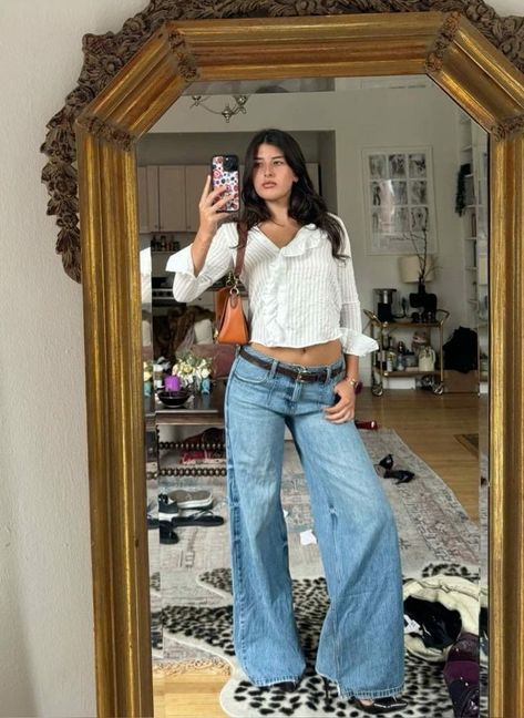 Baggy Flare Jeans Outfit, Baggy Low Rise Jeans Outfit, Blue Flare Jeans Outfit, Flare Jeans Outfit Aesthetic, Low Rise Baggy Jeans Outfit, Low Rise Flare Jeans Outfit, Flare Jean Outfit, Low Rise Jeans Outfit, Flare Outfit