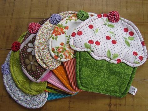 Community wall photos – 32,768 photos | VK Quilted Potholder Pattern, Diy Fabric Crafts, Sewing Easy Diy, Quilted Potholders, Diy Sewing Gifts, Sewing To Sell, Sewing Machine Projects, Mug Rug Patterns, Kitchen Crafts