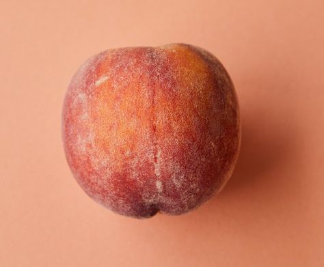 This is how you prevent peaches and nectarines from bruising and rotting before you get to eat them. How To Store Peaches, Peach Fruit, Simple Health, Natural Health Tips, Peach Fuzz, Nectarine, Color Of The Year, Color Trends, Natural Health