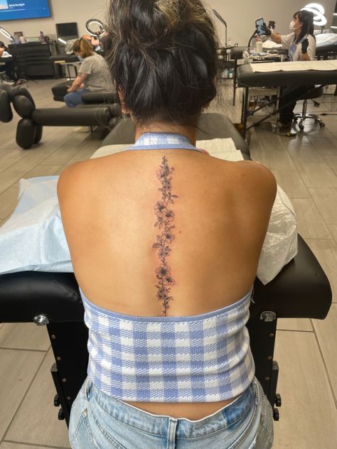 Feminine Back Tattoos, Hibiscus Flower Tattoos, Tattoo Ideas Inspiration, Soft Tattoo, Flower Spine Tattoos, Spine Tattoo Ideas, Mandala Hand Tattoos, Tato Minimal, Hibiscus Tattoo