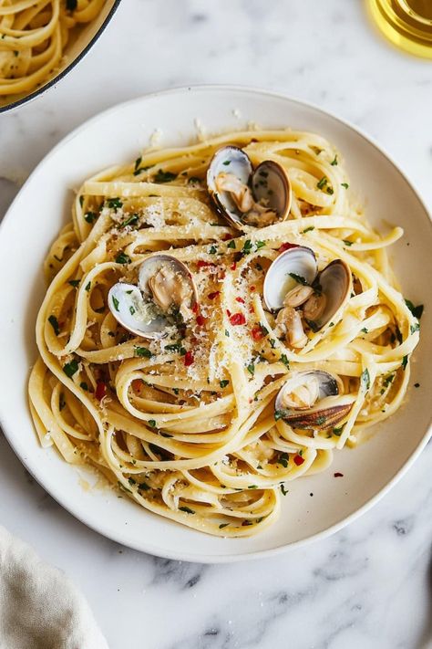 This classic linguine with clam sauce is always a dinner winner! The combo of baby clams, tender pasta, white wine, and Parmesan cheese is always a treat. Linguine With White Clam Sauce Fresh Clams, Linguine Clam Sauce, Linguini And Clams, Linguine With White Clam Sauce, Pasta With Clam Sauce, Pasta With Clams, Clam Sauce Recipe, Scallop Recipe, Linguine And Clams