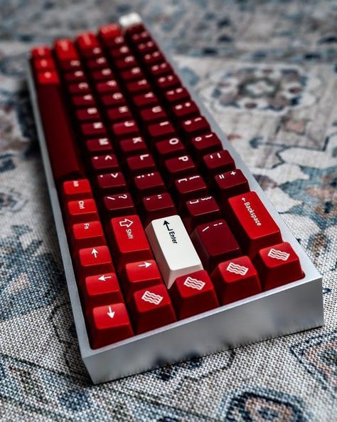 Keyboard Build, Red Keyboard, Keyboard Ideas, Diy Mechanical Keyboard, 60% Keyboard, Keyboard Decal, Custom Keyboard, Pc Gaming Setup, Keyboard Keys