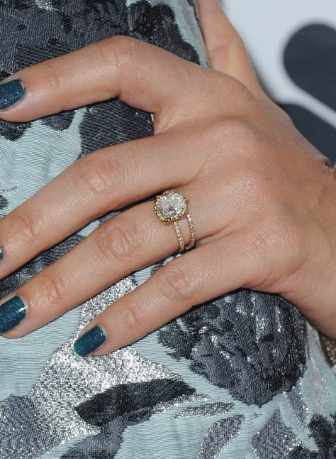 Jessica Alba's engagement ring from husband Cash Warren is a five-carat diamond with a gold pavé diamond band. Celebrity Engagement Ring, Trending Rings, Thigh Jewelry, Cash Warren, Celebrity Rings, Latina Jewelry, Hunter King, Engagement Ring Pictures, Square Diamond Rings