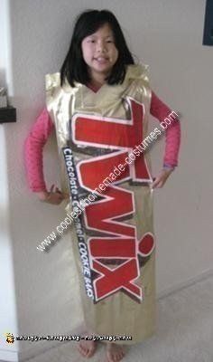 Materials: · Enlarged picture of the classic Twix bar (or actual Twix bar) · 1 yd of shimmering gold cloth · 2 ft of ironable fusible strips · 1 roll of wh Twix Candy Halloween Costume, Candy Bar Costume, Friends Costumes, Candy Halloween Costumes, Ideas Disfraz, Twix Candy, Diy Candy Bar, Halloween Costumes Scarecrow, Quick Halloween Costumes