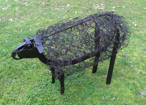 metal sheep sculptures - Google Search Metal Animals, Sheep Decor, Sheep Crafts, Barb Wire, Sheep Art, Welding Art Projects, Farm Art, Metal Yard Art, Metal Garden Art