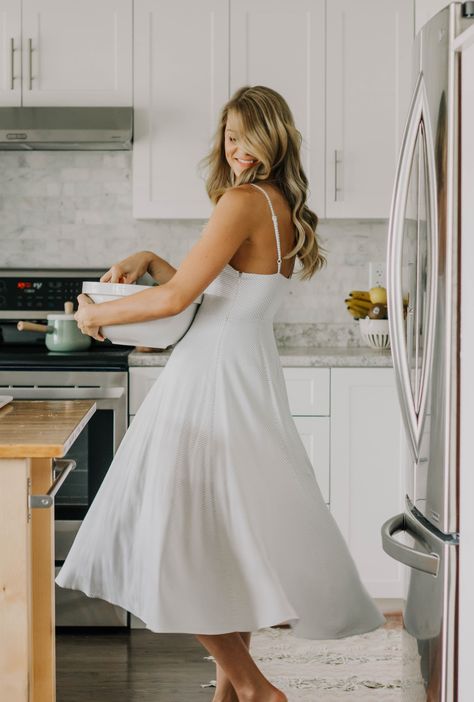 #baking #baking #photoshoot Model In Kitchen Photoshoot, Kitchen Photoshoot Ideas Women, Women Kitchen Aesthetic, Baking Senior Pictures, Apron Photoshoot Ideas, Kitchen Instagram Pictures, Baking Branding Photoshoot, Kitchen Photoshoot Woman, Kitchen Poses