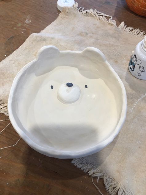 Clay Bowl Ideas Aesthetic, Aesthetic Bowls Ceramic, Cute Clay Bowl, Cute Clay Bowls, Cermanics Ideas Aesthetic, Pinch Pot Ideas Ceramics, Air Dry Clay Bowl, Cute Ceramic Bowl, Pinch Pot Ideas