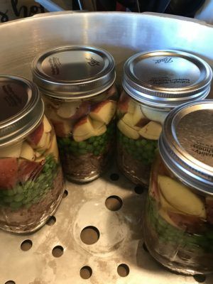 Savory Beef & Vegetables - Meal in a Jar Canning Diva, Peper Steak, Canning Soup Recipes, Meal In A Jar, Canned Beef, Prepped Meals, Beef And Veggies, Pressure Canning Recipes, Jar Meals