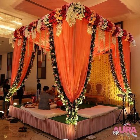 Weeding Decoration Mandap, Small Mandap Decoration, Phere Mandap Decoration Night, Phera Mandap Decor Night, Phera Mandap Decor Indoor, Phere Mandap Decoration, Simple Mandap Design, Simple Mandap Decor Indian, Phera Mandap Decor