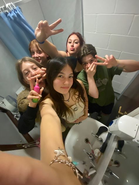 summer camp, 0.5, friends, friend group, bathroom selfie, selfie Friend Poses 5 People, Group Selfie Drawing Reference, Taking Selfies Poses Reference, Four Ppl Poses, Selfie Perspective Drawing, 5 People Pose Reference, Selfie Group Poses, Group Selfie Reference, Fish Eye Group Photos