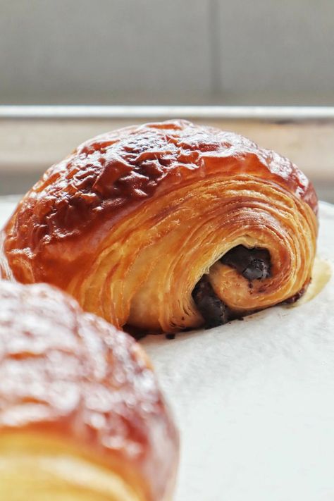 Pain Au Chocolat Recipe, Chocolate Croissant Recipe, Baked Breakfast Recipes, Croissant Breakfast, Croissant Recipe, Chocolate Croissant, Christmas Breakfast, Breakfast Bake, Bread And Pastries