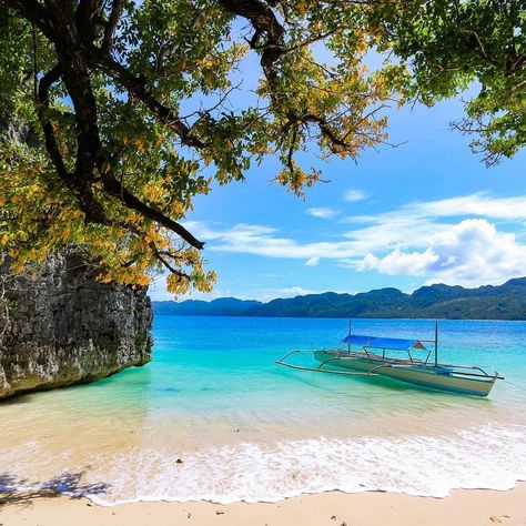 𝗕𝗶𝗰𝗼𝗹 × 𝗣𝗵𝗶𝗹𝗶𝗽𝗽𝗶𝗻𝗲𝘀 🇵🇭 on Instagram: “Caramoan Islands #Caramoan #Philippines 📷 @northofthewall_” Bicol Philippines, Caramoan Island, Bicol Region, Legazpi City, Ocean Resort, Beach Retreat, Hidden Beach, Paradise On Earth, Tourist Spots